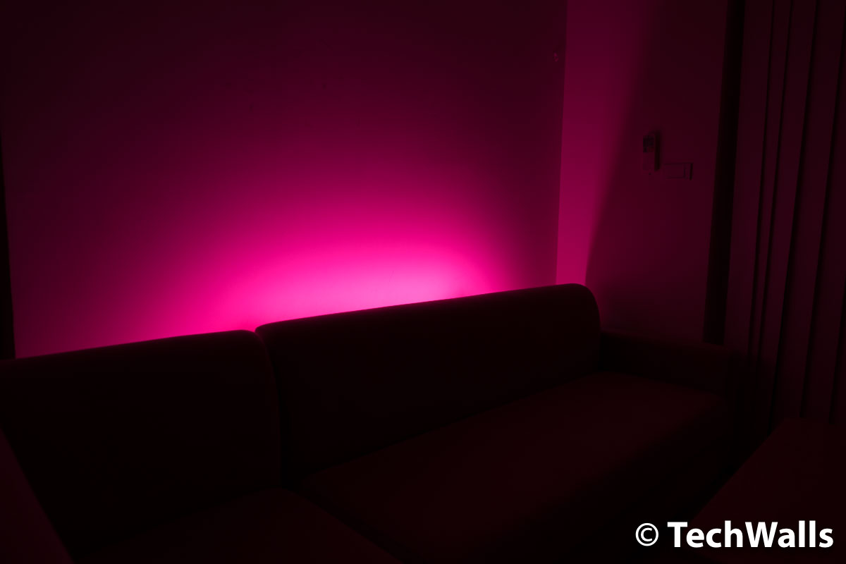 Когда я установил максимальную яркость, я нахожу, что свет очень яркий, поэтому он может полностью выделить вашу мебель и создать потрясающий эффект непрямого освещения для вашей комнаты